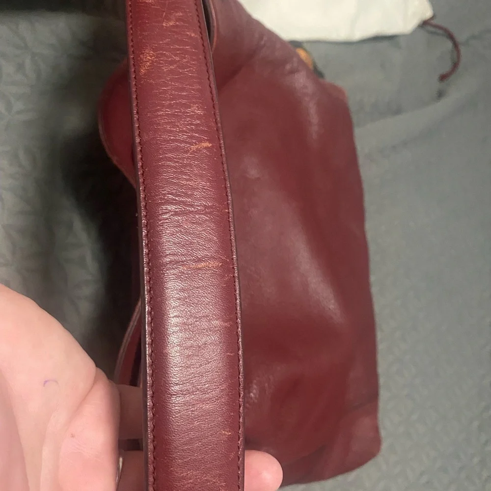 Beautiful maroon purse in great condition. A bit of wear on the strap. - Picture 5 of 7